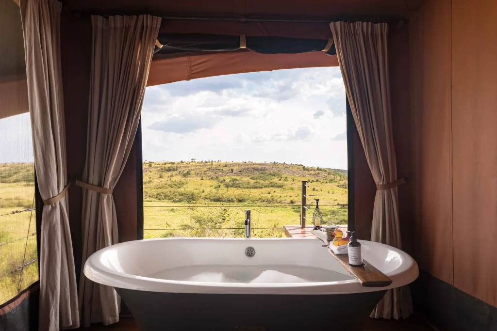 Luxuriöses Zelt mit Badewanne in Mahali Mzuri mit Blick auf die Masai Mara