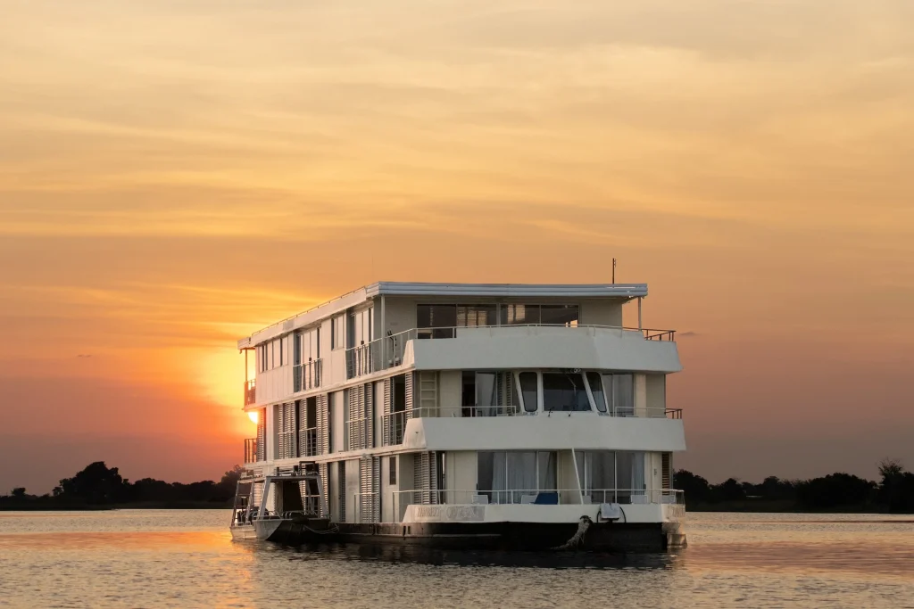 Sonnenuntergang über dem Chobe River mit Blick auf die Zambezi Queen